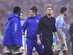 Coventry Kalah, Lampard Cemberut, Eh Diajak Selfie Fans Lawan