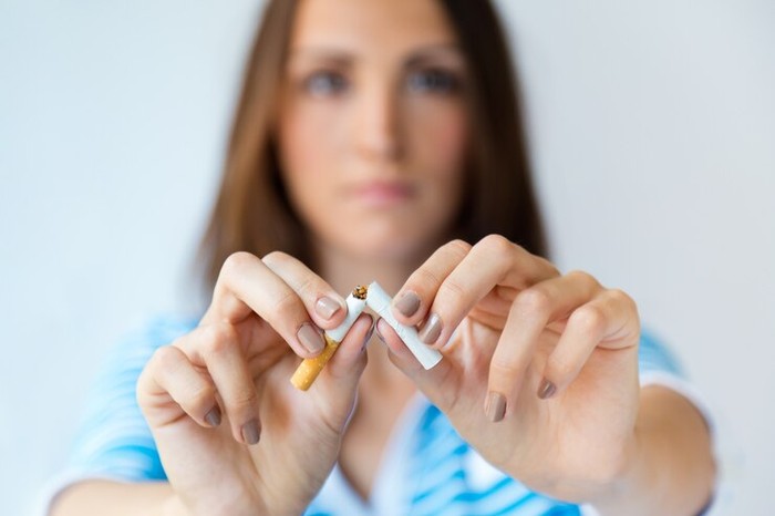 Ilustrasi mematahkan rokok/Foto: Freepik.com/nensuria