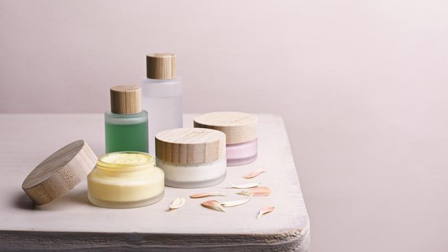 BPOM tarik sejumlah produk kosmetik yang mengandung bahan berbahaya dan bahan yang dilarang. Bahan-bahan ini bisa memicu berbagai masalah kesehatan.