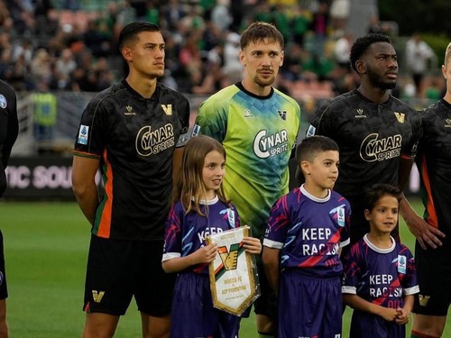 Jay Idzes Jadi Pemain Pertama Indonesia di Premier League?