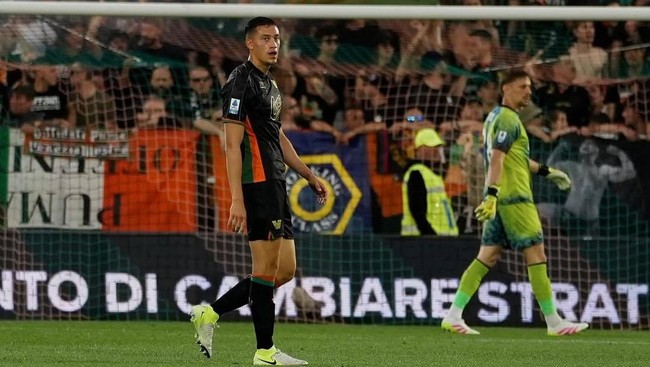 Kapten Venezia Jay Idzes kedapatan ribut dengan gelandang Fiorentina Michael Folorunsho dalam duel kedua tim, akhir pekan lalu.