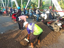 Setelah Kemacetan Viral, Jembatan Legundi Gresik yang Rusak Diperbaiki