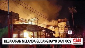 VIDEO: Kebakaran Melanda Gudang Kayu dan Kios di Pulogadung