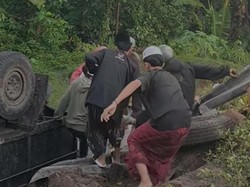 Tak Kuat Menanjak, Truk Angkut 14 Orang Terbalik di Lombok Tengah