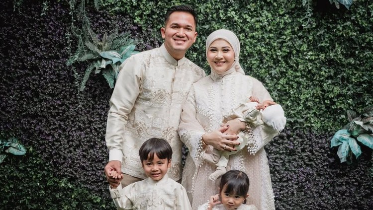 Kesha Ratuliu Kesha Ratuliu bersama suami dan tiga anaknya.