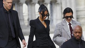 FOTO: Kim Kardashian Bersaksi dalam Sidang Perampokan di Paris 2016