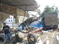 Tabrakan Beruntun di Palembang hingga Kios Warga Hancur, Tak Ada Korban Jiwa