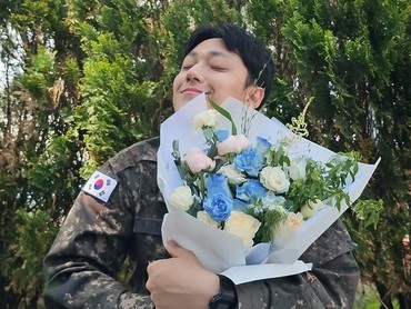 img-title Potret Lee Do Hyun Usai Wajib Militer Bayar Kerinduan Penggemar