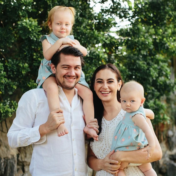 <p>Dalam unggahan ini, Marissa juga membagikan beberapa potret sang suami bersamanya dan kedua putri mereka. Beberapa foto diambil saat mereka tengah menghabiskan waktu bersama. (Foto: Instagram @marissaln)</p>