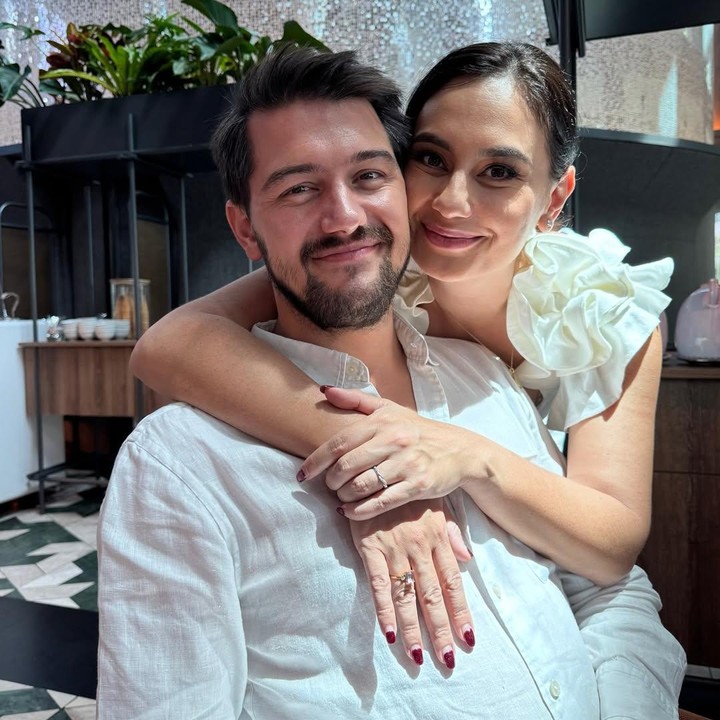 <p>Aktris dan model Marissa Nasution tengah berbahagia. Bunda dua anak ini baru saja merayakan ulang tahun suaminya, Benedikt Brueggemann. Marissa membagikan momen spesial ini di media sosial miliknya. "<em>Happy Birthday Papa Bene</em>," tulisnya. (Foto: Instagram @marissaln)</p>