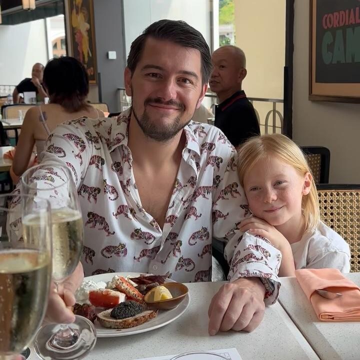 <p>Marissa merayakan ulang tahun sang suami bersama kedua putrinya, Alaia Moana dan Olivia Luna. Perayaan ulang tahun Benedikt dirayakan dengan sederhana dan intim di sebuah restoran. (Foto: Instagram @marissaln)</p>