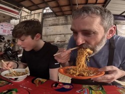Bule Cicip Mie Abang Adek 100 Cabe Rawit, Begini Reaksinya!
