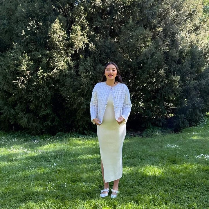 <p>Nadia mengungkap alasan kenapa baru membagikan kabar kehamilan pertamanya ke publik, Bunda. Ia ternyata ingin menunjukkan <em>baby bump</em> kehamilannya sebelum makin membesar. "Menunjukkan sedikit <em>baby bump</em> yang kecil sebelum terlihat jelas menjelang akhir musim panas," tulisnya. (Foto: Instagram @nadiasoekarno)</p>