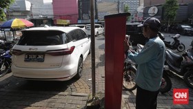 Juru parkir saat mengambil tiket di terminal parkir elektronik (TPE) Jalan Sabang, Jakarta. Rabu, 14 Mei 2025. (CNN Indonesia/Adhi Wicaksono)