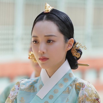 Menyentuh Hati, Ini 4 Momen Paling Mengesankan Ratu Park sebagai Ibu di Drakor The Haunted Palace