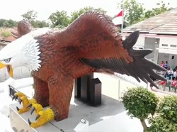 Gagahnya Patung Rajawali Raksasa di Cipaat Indramayu