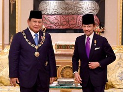 Prabowo Terima Bintang Kebesaran Tertinggi Brunei dari Sultan Hassanal Bolkiah