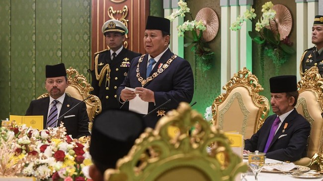 Prabowo Temui Sultan Hassanal Bolkiah di Istana Nurul Iman Brunei Presiden RI Prabowo Subianto disambut Sultan Brunei Darussalam Haji Hassanal Bolkiah Mu'izzaddin Waddaulah saat tiba di Bandar Seri Begawan, Rabu (14/5).