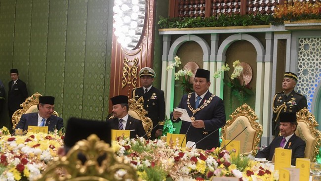 Prabowo Dapat Bintang Kebesaran dari Sultan Brunei Presiden RI Prabowo Subianto menerima penganugerahan Bintang Kebesaran Negara Brunei Darussalam "Darjah Kerabat Laila Utama Yang Amat Dihormati" (D.K.).