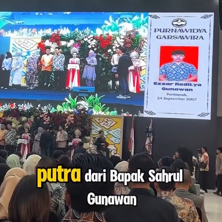 <p>Anak Sahrul Gunawan, Ezzar Raditya Gunawan, baru saja lulus dari SMA, Bunda. Remaja berusia 17 tahun ini diketahui berhasil masuk ke kampus favorit di Universitas Gadjah Mada (UGM) di Daerah Istimewa Yogyakarta. (Foto: Instagram @sahrulgunawanofficial)</p>