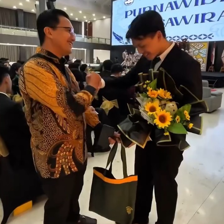 <p>Melalui unggahan di Instagram, Sahrul Gunawan membagikan video saat hadir di acara kelulusan sang putra. Dalam video singkat ini, Sahrul terlihat bangga dengan putranya yang akan melanjutkan pendidikan ke jenjang universitas. "Enggak berasa anakku sudah mau lulus SMA, tinggal nanti masuk universitas," kata Sahrul Gunawan. (Foto: Instagram @sahrulgunawanofficial)</p>