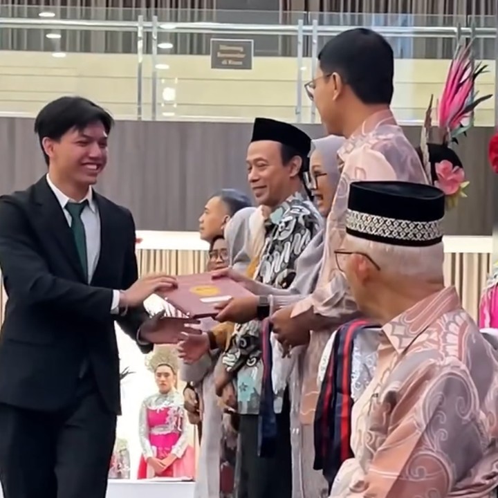 <p>Sang Bunda, Indriani Hadi, mengungkap bahwa putranya ini diterima di UGM. Ezzar menjadi kebanggaan sekolahnya karena berhasil masuk International Undergraduate Program (IUP) jurusan manajemen di UGM. (Foto: Instagram @sahrulgunawanofficial)</p>