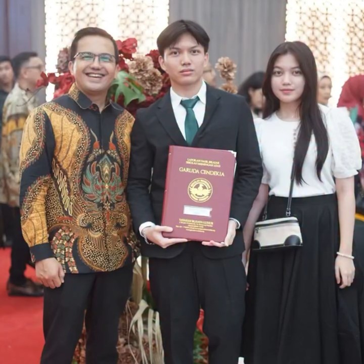 <p>Sahrul Gunawan tidak datang sendiri di acara kelulusan Ezzar. Pria 48 tahun ini terlihat didampingi oleh anak keduanya, Raihana Zemma Gunawan. (Foto: Instagram @sahrulgunawanofficial)</p>