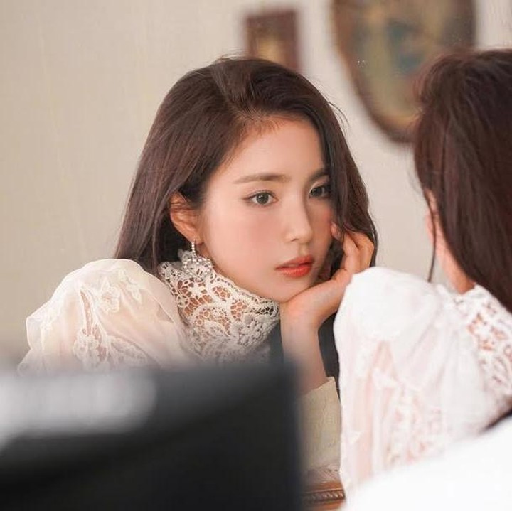 <p>Dilansir dari laman<em> AllKpop,</em> Jin merilis poster MV untuk lagunya itu di media sosial resmi BTS. Poster tersebut menampilkan siluet dua kekasih yang mengisyaratkan jarak di antara keduanya, Bunda. (Foto: Instagram@sjkuksee)</p>