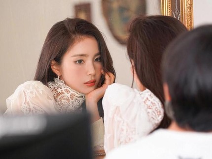 5 Potret Shin Se Kyung Model MV Jin BTS, Artis Korea yang Jago Baking Kue