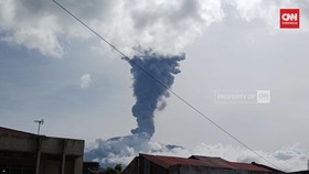 VIDEO: Gunung Marapi Erupsi, Lontarkan Abu Vulkanik 1.600 Meter