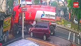 VIDEO: Momen Truk Tangki Tabrak Kios di Cakung Hindari Mobil Berhenti