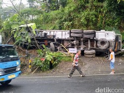 Tergulingnya Truk Muatan Semen di Lokasi Laka Maut Truk Vs Angkot Purworejo
