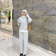 Get The Look: Inspirasi Outfit Minimalis tapi Stylish ala Tsana Rintik Sedu