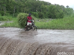 Warga Nekat Seberangi Banjir Lahar Gunung Semeru Demi Beraktivitas