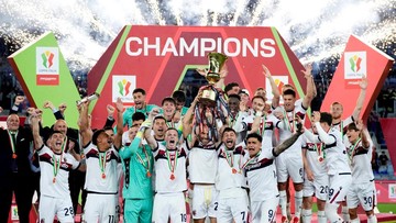 Berita Olahraga Terkini CNN Sport : FOTO: Pesta Juara Coppa Italia Bologna di Balik Milan yang Berduka