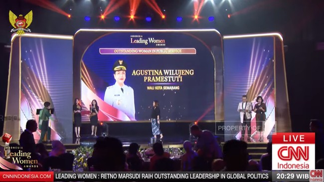 Wali Kota Semarang Agustina Wilujeng meraih penghargaan Outstanding Woman in Public Service di Indonesia Leading Women Awards 2025.