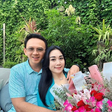 7 Potret Bucin Ahok Beri Bunga & Pelukan Rayakan Ultah ke-28 Puput Nastiti