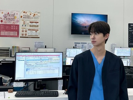 5 Potret Asli Kim E Jun, Dokter Anestesi di Resident Playbook yang Curi Perhatian Netizen