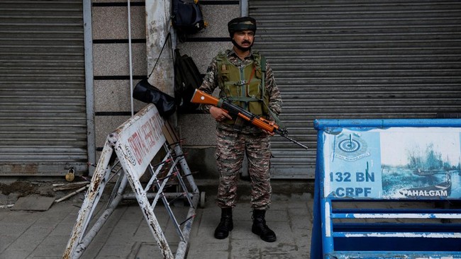 Pakistan memulangkan seorang penjaga perbatasan ke India pada Rabu (14/5) yang telah ditahan sejak serangan di Kashmir.