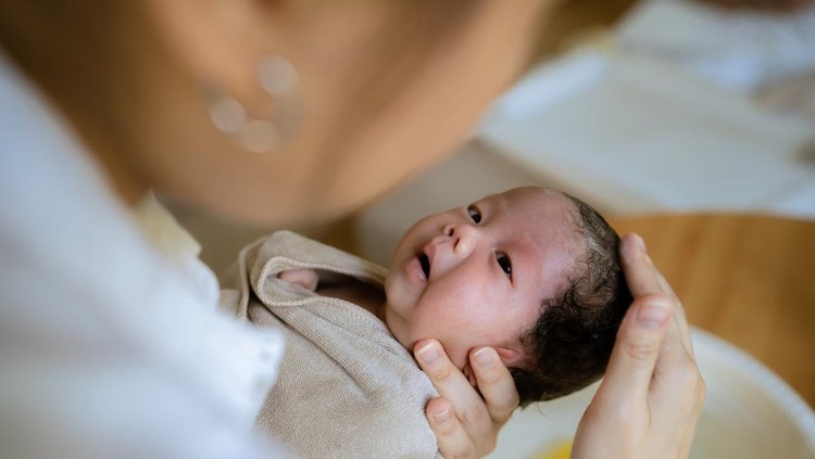 Cara memandikan bayi baru lahir Cara memandikan bayi baru lahir