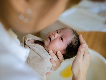 Kapan Bayi Baru Lahir Boleh Dimandikan? Bunda Perlu Tahu