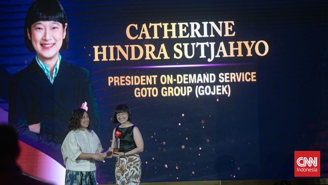 Bos GoTo Catherine Hindra Raih Outstanding Tech Industry Leader Award Presiden GoTo-On Demand Service Catherine Hindra Sutjahyo menerima penghargaan Outstanding Tech Industry Leader di ajang CNN Indonesia Leading Awards 2025.