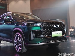Perbandingan Harga Chery Tiggo 8 CSH dengan Toyota Innova Zenix Hybrid