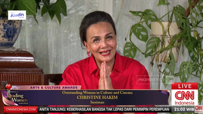 Aktris legendaris Christine Hakim dianugerahi penghargaan Outstanding Woman in Culture and Cinema di ajang Indonesia Leading Women Awards 2025, Kamis (15/5).