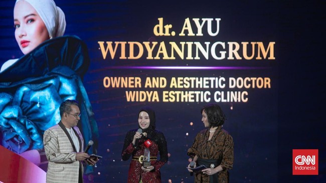 Pemilik sekaligus dokter estetika Widya Esthetic Clinic dr. Ayu Widyaningrum meraih penghargaan Inspiring Woman Doctor in Beauty Treatment and Innovation.
