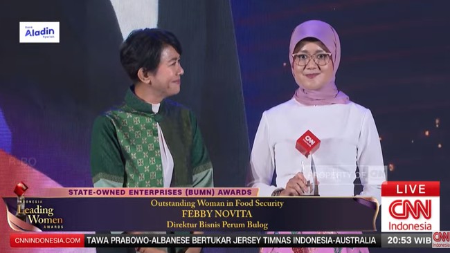 Direktur Bisnis Perum Bulog Febby Novita menyabet penghargaan Outstanding Woman in Food Security di Indonesia Leading Women Awards 2025.