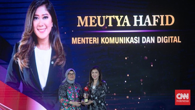 Menkomdigi Meutya Hafid raih penghargaan Outstanding Leadership & Dedication in Digital Transformation di Indonesia Leading Women Awards 2025.