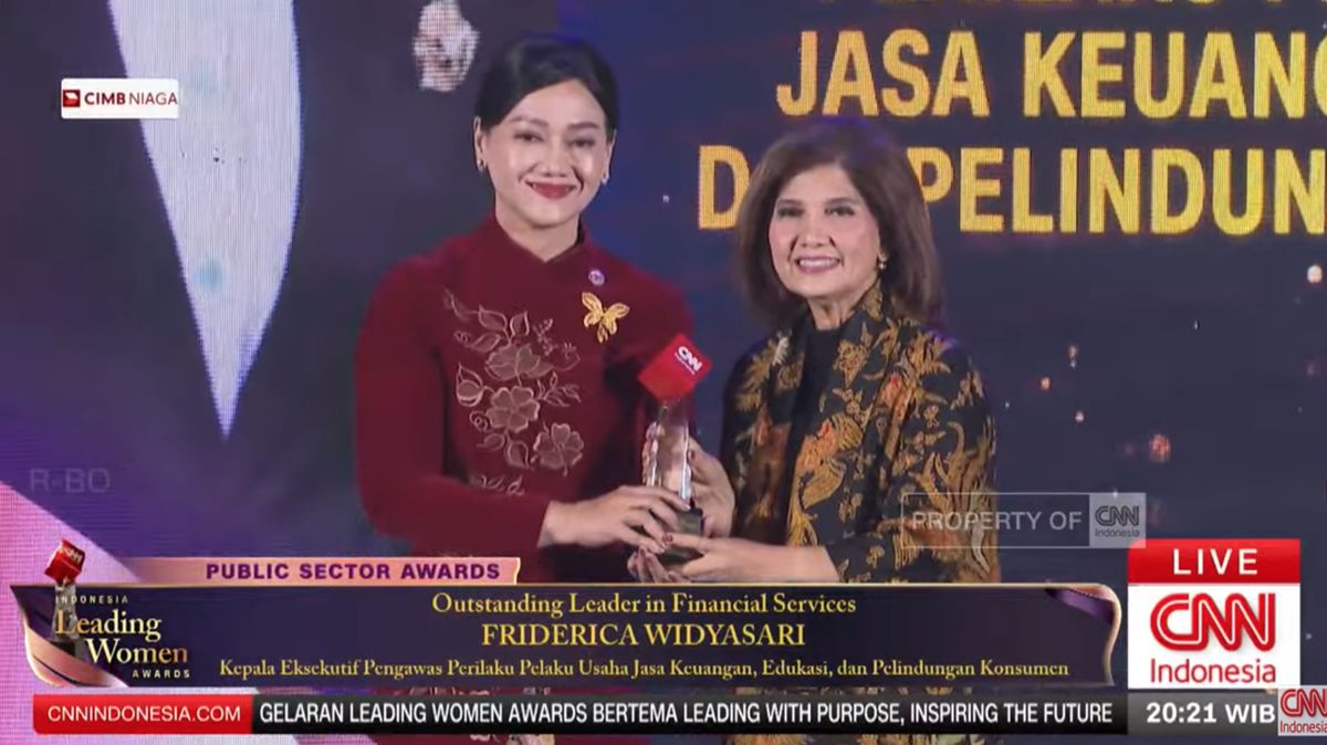Komisioner OJK Friderica Raih Outstanding Leader in Financial Services