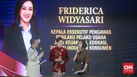 Komisioner OJK Friderica Raih Outstanding Leader in Financial Services