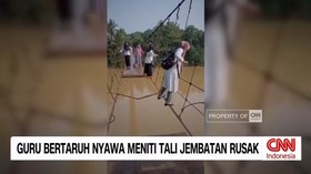 VIDEO: Guru Bertaruh Nyawa Meniti Tali Jembatan Rusak
